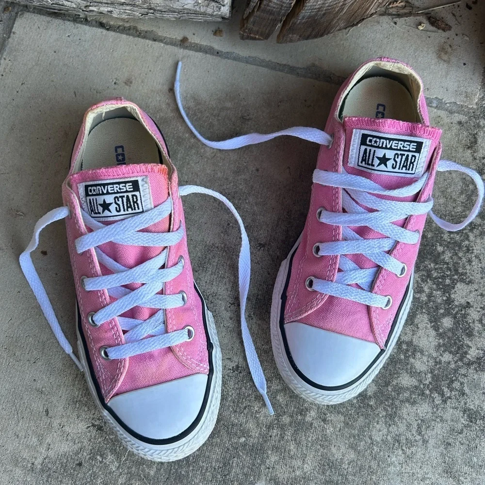 Converse All Star Chuck Taylor‎ Pink Sneakers with White Accents youth Sz-2. I